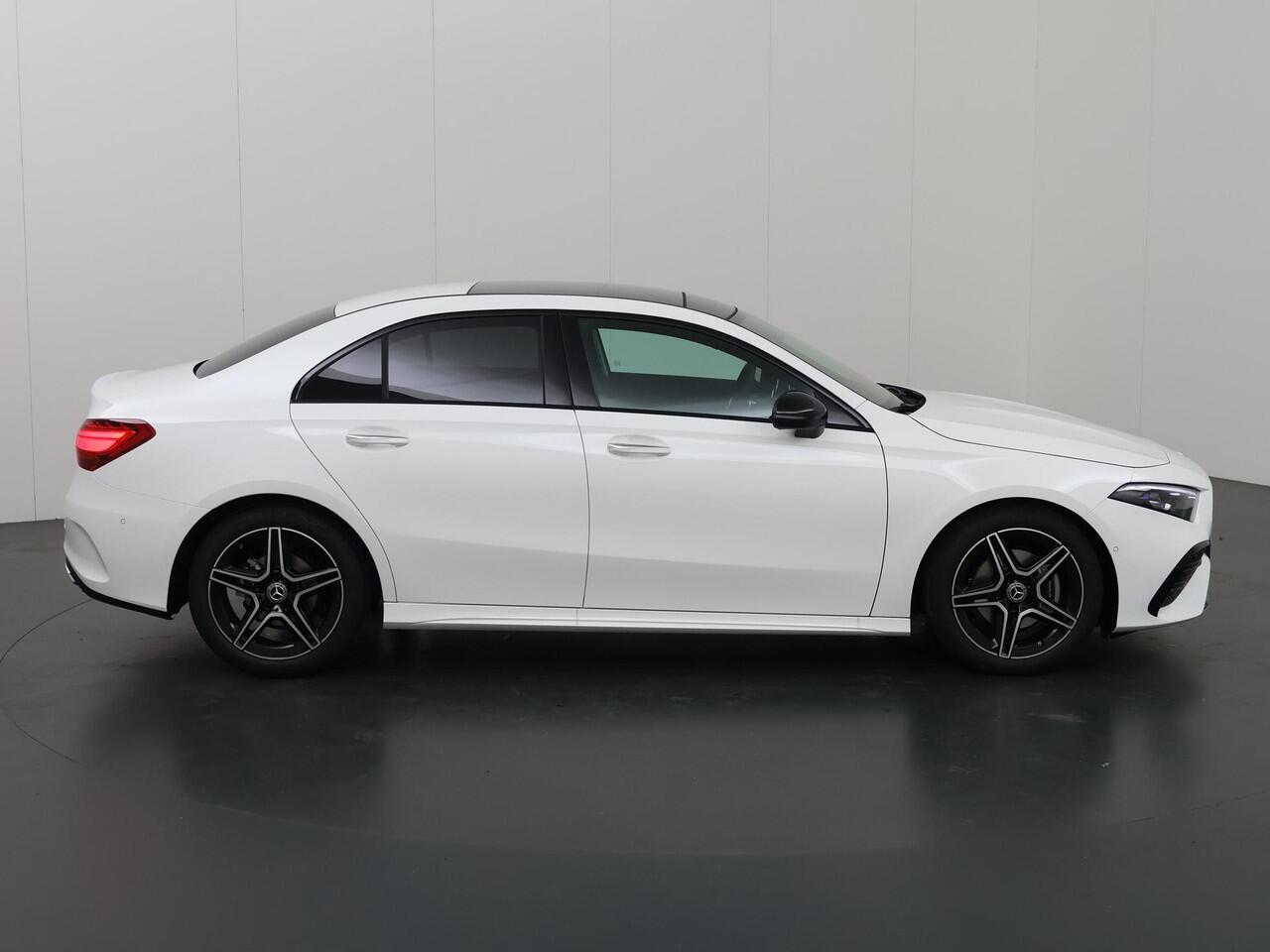 Mercedes-Benz A-KLASSE 180 Limousine Star Edition AMG Line | Panoramadak| Nightpakket | Apple Car Play |18-Inch | Stoelverwarming | Keyless Go | Multibeam LED |