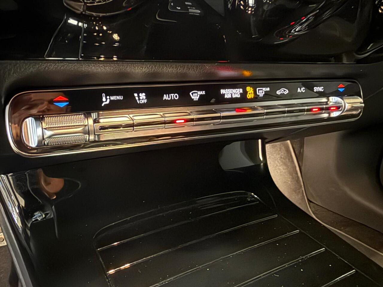 Mercedes-Benz A-KLASSE 200 AMG Line Navi Camera Night Pack 19Inch Led 60.000dkm! Nieuwe Staat!