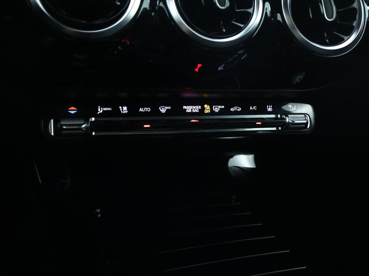 Mercedes-Benz A-KLASSE 250 e Plug-In Hybride | Parkeerpakket met Camera | Stoelverwarming | DAB | LED verlichting | Cruise Controle | Inclusief 24 maanden Mercedes-Benz Certified garantie voor Europa.