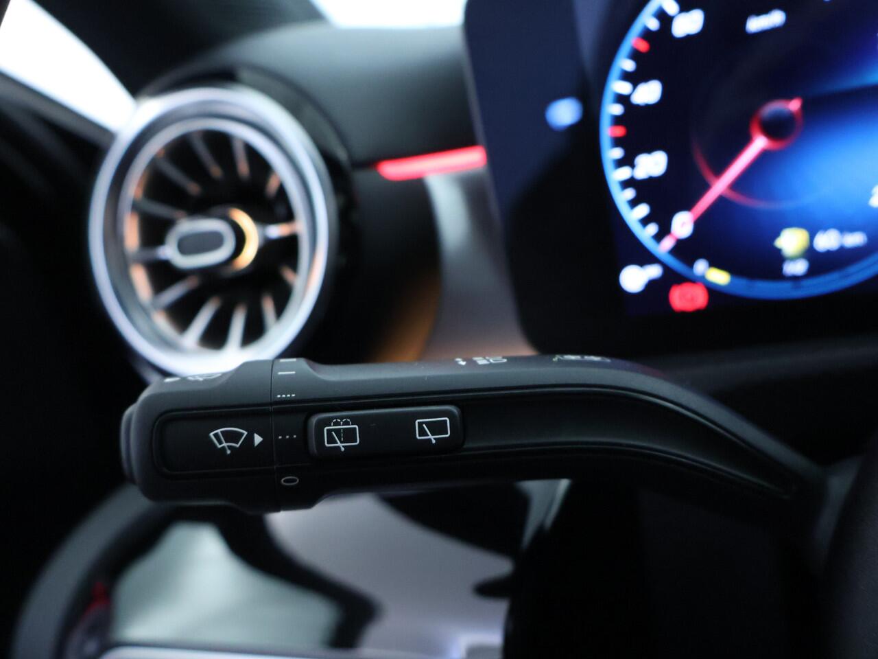 Mercedes-Benz A-KLASSE 160 Business Solution AMG AMG Line | Night Pakket | Panorama Schuif-Kanteldak | Sfeerverlichting | Memory Voorstoelen | MultiBeam Koplampen. Inclusief 24 maanden MB Certified garantie voor Europa.