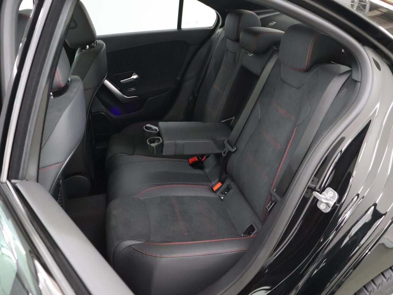 Mercedes-Benz A-KLASSE 250 e Limousine Business Solution AMG | Night | Panoramadak | Sfeerverlichting | 360 camera | 19" multispaaks |