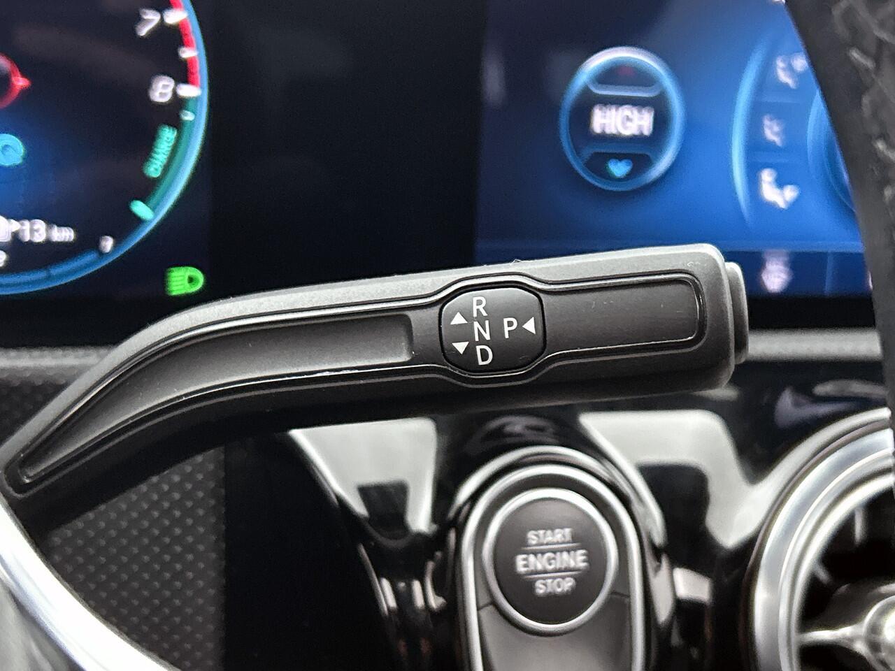 Mercedes-Benz A-KLASSE 250 e Business Solution Luxury Limited Panorama Schuif-Kanteldak | Sfeerverlichting | Achteruitrijcamera | MultiBeam Ledkoplampen | Stoelverwarming. Inclusief 24 maanden MB Certified garantie voor Europa.