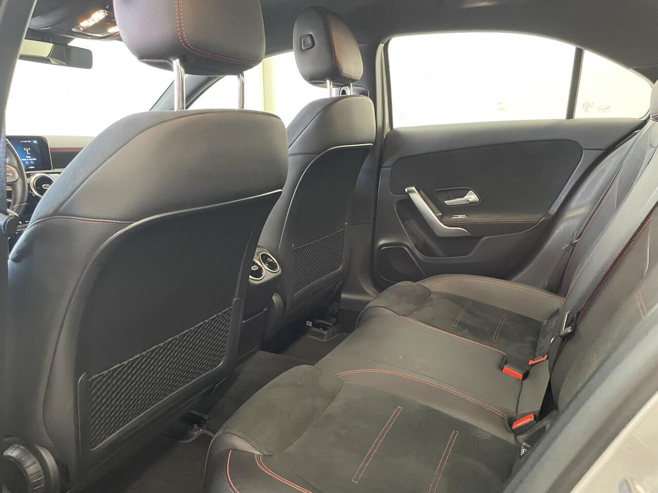 Mercedes-Benz A-KLASSE 200 AMG-Line | TREKHAAK | CAMERA | SFEERVERLICHTING | WIDESCREEN |