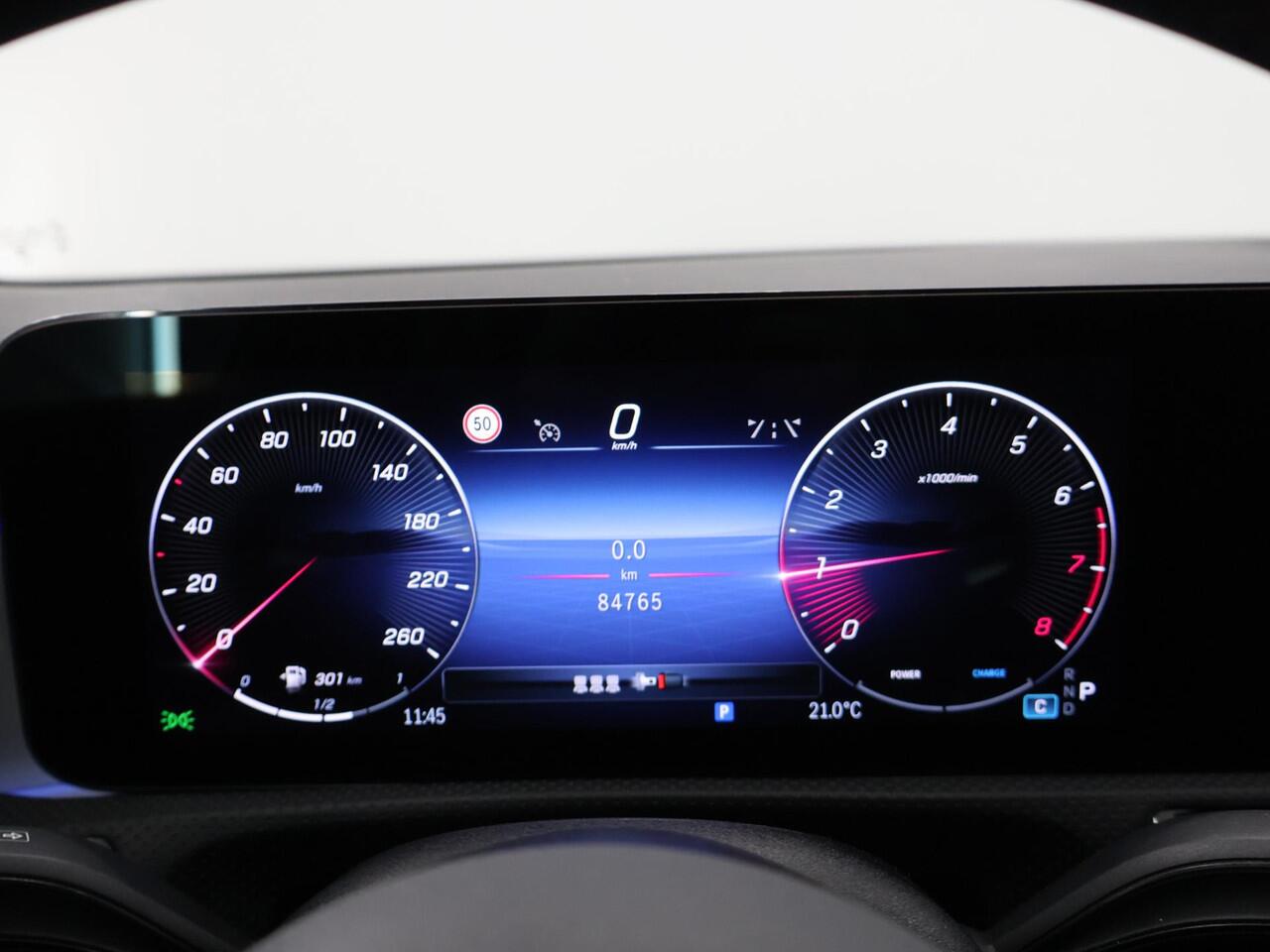 Mercedes-Benz A-KLASSE 180 AMG Line | Achteruitrijcamera | Panoramadak | Night pakket | Sfeerverlichting | Privacy glas |