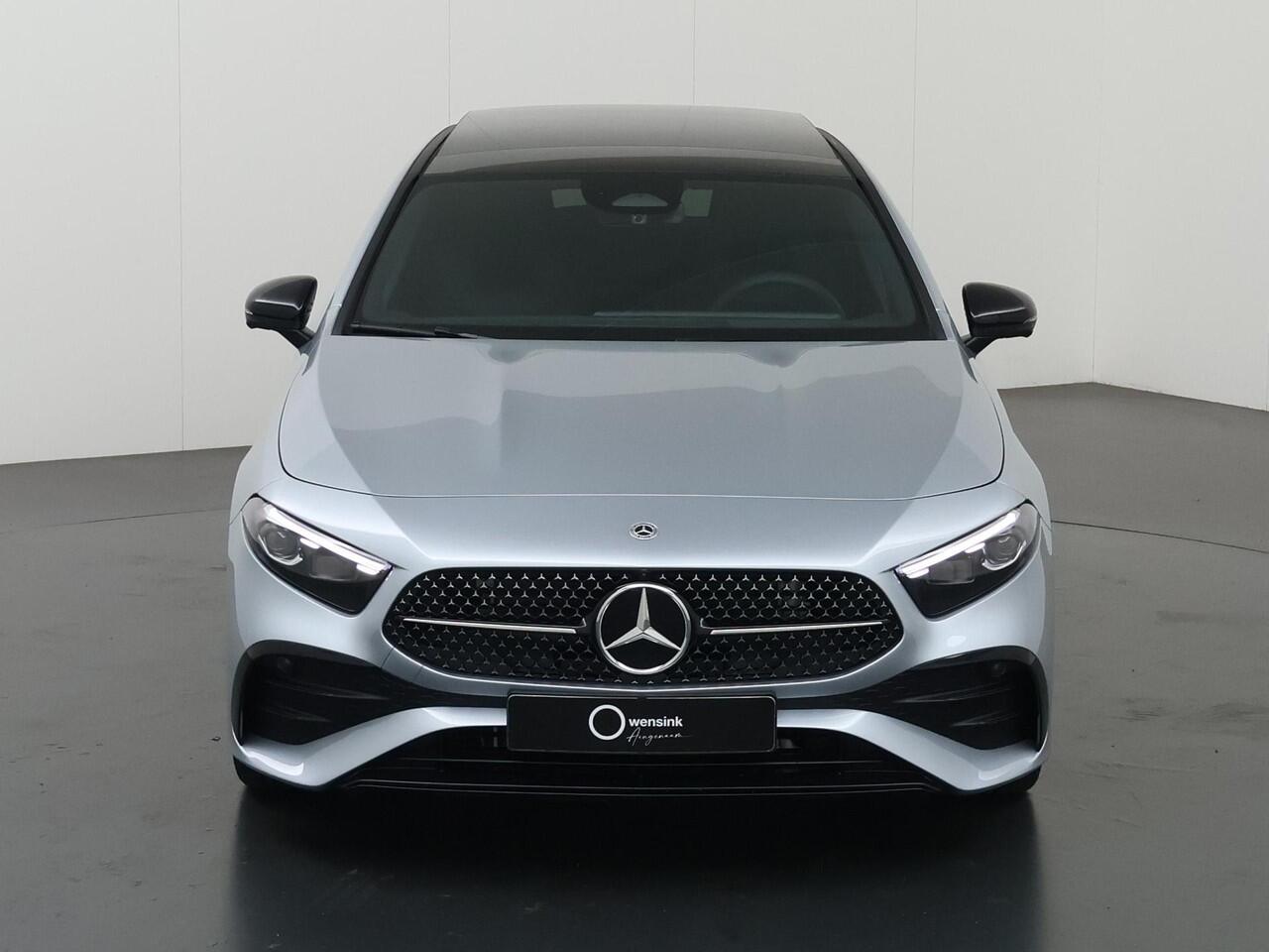 Mercedes-Benz A-KLASSE 180 Business Solution AMG | Night | Panoramaschuifdak | Head-Up | MULTIBEAM LED | Dodehoekassistent | 19 inch AMG-velgen |