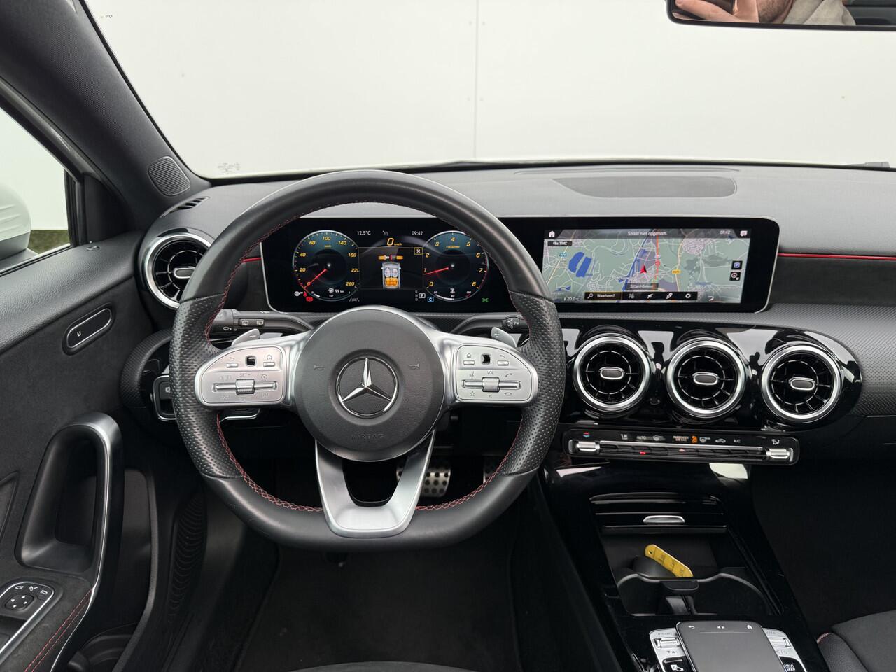 Mercedes-Benz A-KLASSE 200 Business Solution AMG | Pano | Camera | LED | MBUX | 18 inch