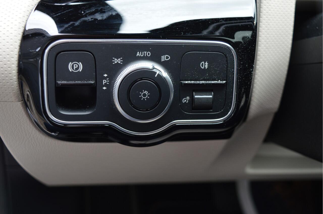 Mercedes-Benz A-KLASSE 180 Luxury Line | PANO | ACC | CAM | KEYLESS | SFEERVERLICHTING |