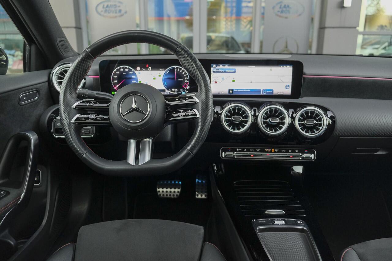 Mercedes-Benz A-KLASSE A250e AMG 218pk Hybrid Panoramadak Night pakket Widescreen Sfeerverlichting 19" LMV NLauto