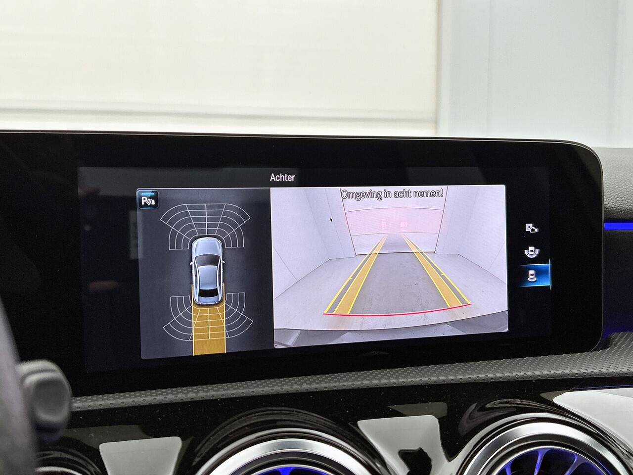 Mercedes-Benz A-KLASSE 250 e AMG Plug-In Hybride | Panoramadak | Achteruitrijcamera | Nightpakket | Sfeerverlichting | Burmester | Inclusief 24 maanden MB Certified garantie voor Europa.