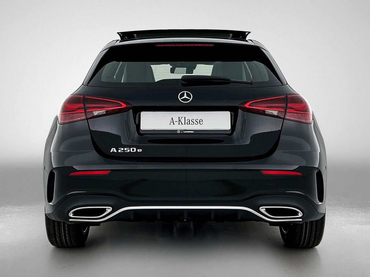 Mercedes-Benz A-KLASSE 250 e Business Solution AMG | Parkeerpakket met achteruitrijcamera | KEYLESS GO | MULTIBEAM LED | Sfeerverlichting | Extra USB-poorten | Stoelverwarming voor | Licht- en zicht pakket |