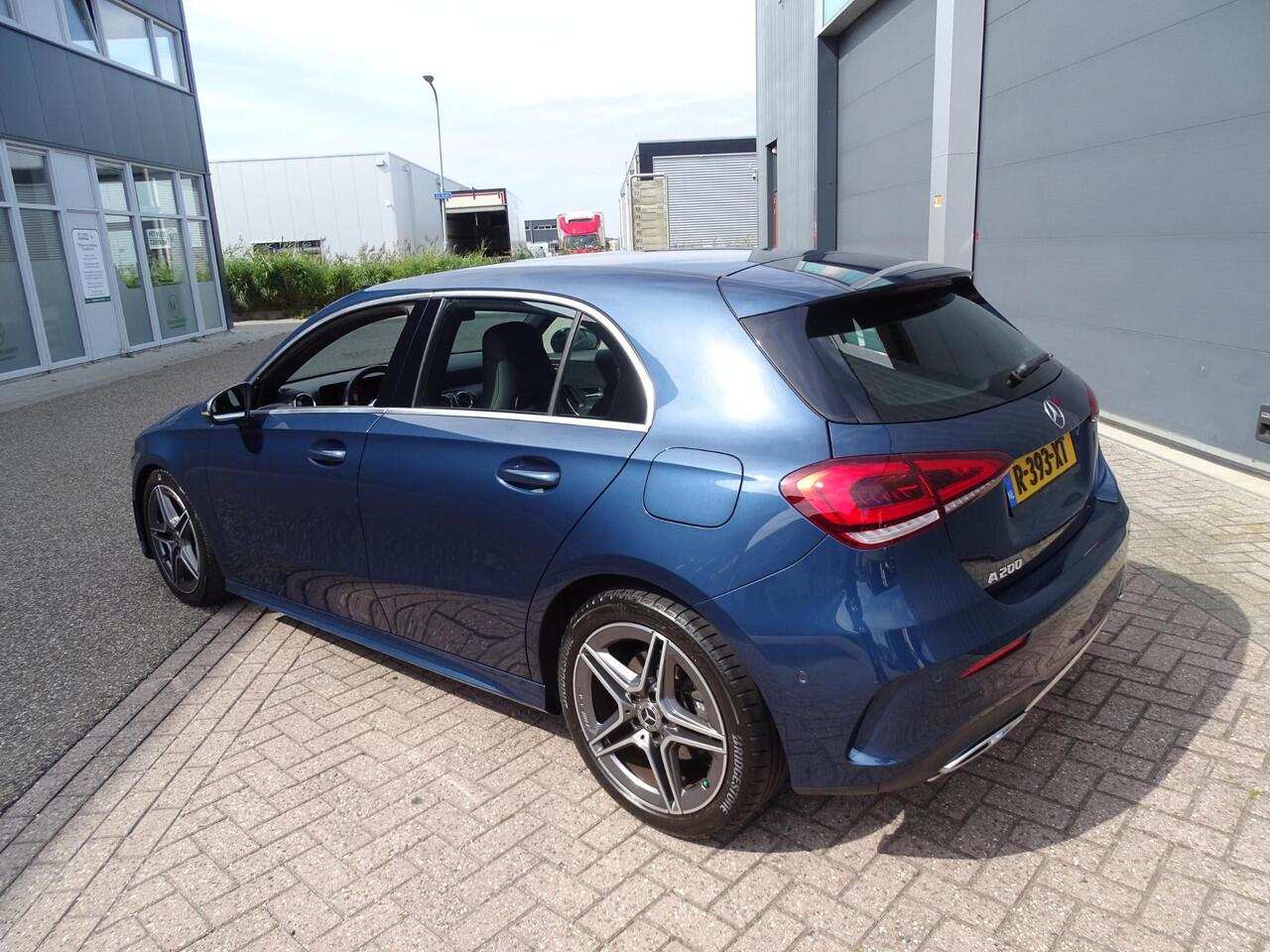 Mercedes-Benz A-KLASSE 200 Premium Plus AMG-LINE ACHTERUITRIJCAMERA | ADAPTIEVE CRUISECONTROL | NAVIGATIE | PARKEERSENSOREN ACHTER | KEYLESS START/ENTRY | LED KOPLAMPEN DAGRIJVERLICHTING | DAB RADIO | LEDER/ALCANTARA