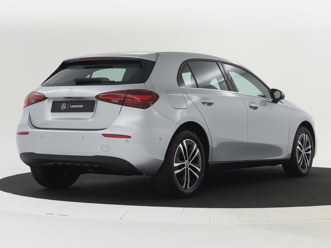 Mercedes-Benz A-KLASSE 250e Star Edition | Dodehoekassistent | Verwarmde stoelen vooraan | Spiegelpakket | Parkeerpakket met achteruitrijcamera | Extra USB-poorten |