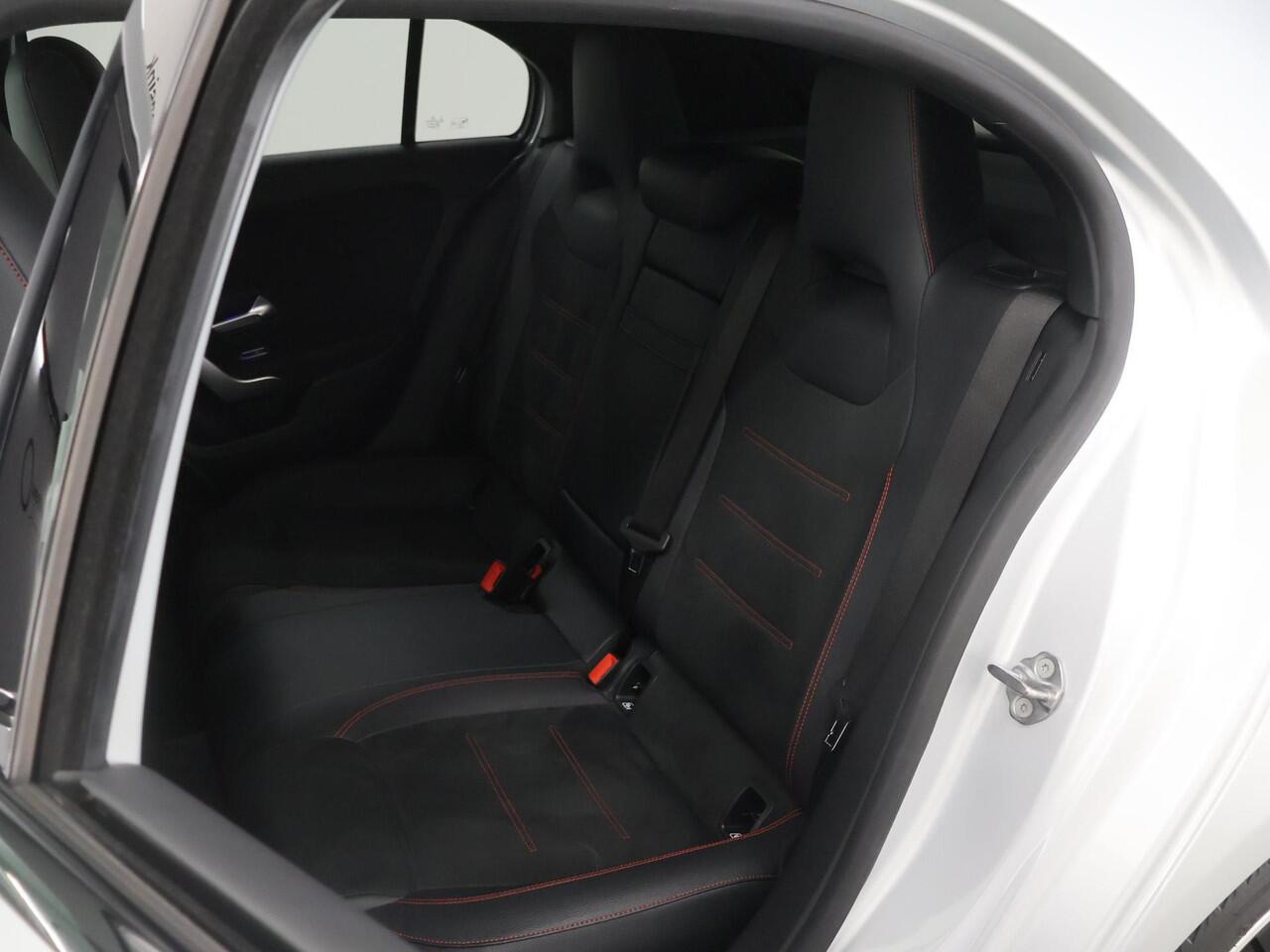 Mercedes-Benz A-KLASSE 180 AMG Line | Premium pack | Night pakket | Stoelverwarming |