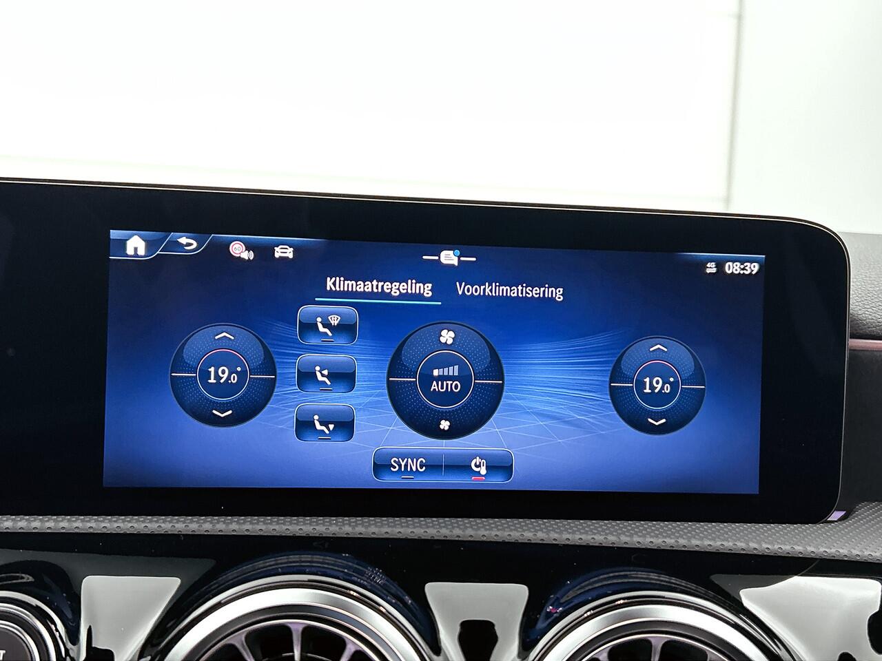 Mercedes-Benz A-KLASSE 250 e Business Solution AMG | Trekhaak | Nightpakket | Multibeam LED | Stoelverwarming voor | Panoramaschuifdak | Smartphone-integratie |