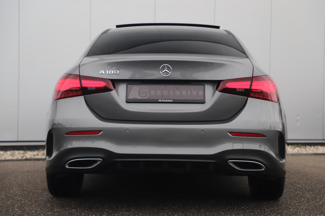 Mercedes-Benz A-KLASSE 180 AMG Line Night Pakket Automaat Panoramadak 19 inch Keyless Sfeerverlichting Burmester Carplay Navigatie Camera Half Leder Stoelverwarming NAP! Dealer onderhouden!