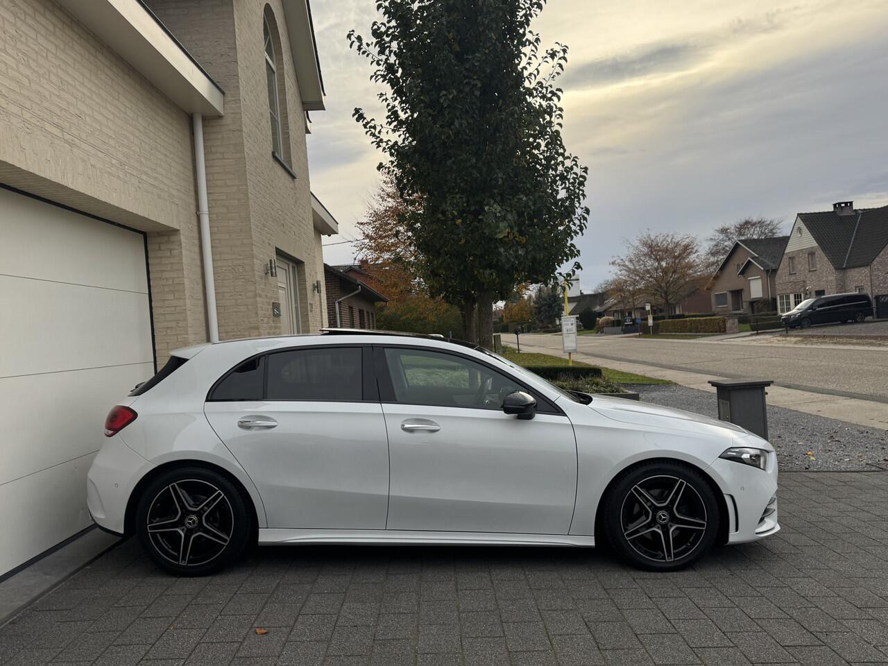 Mercedes-Benz A-KLASSE 180 AMG Aut Panoramadak Nightpakket Widescreen SfeerVerlichting Keyless SportLeder Led Camera Pdc