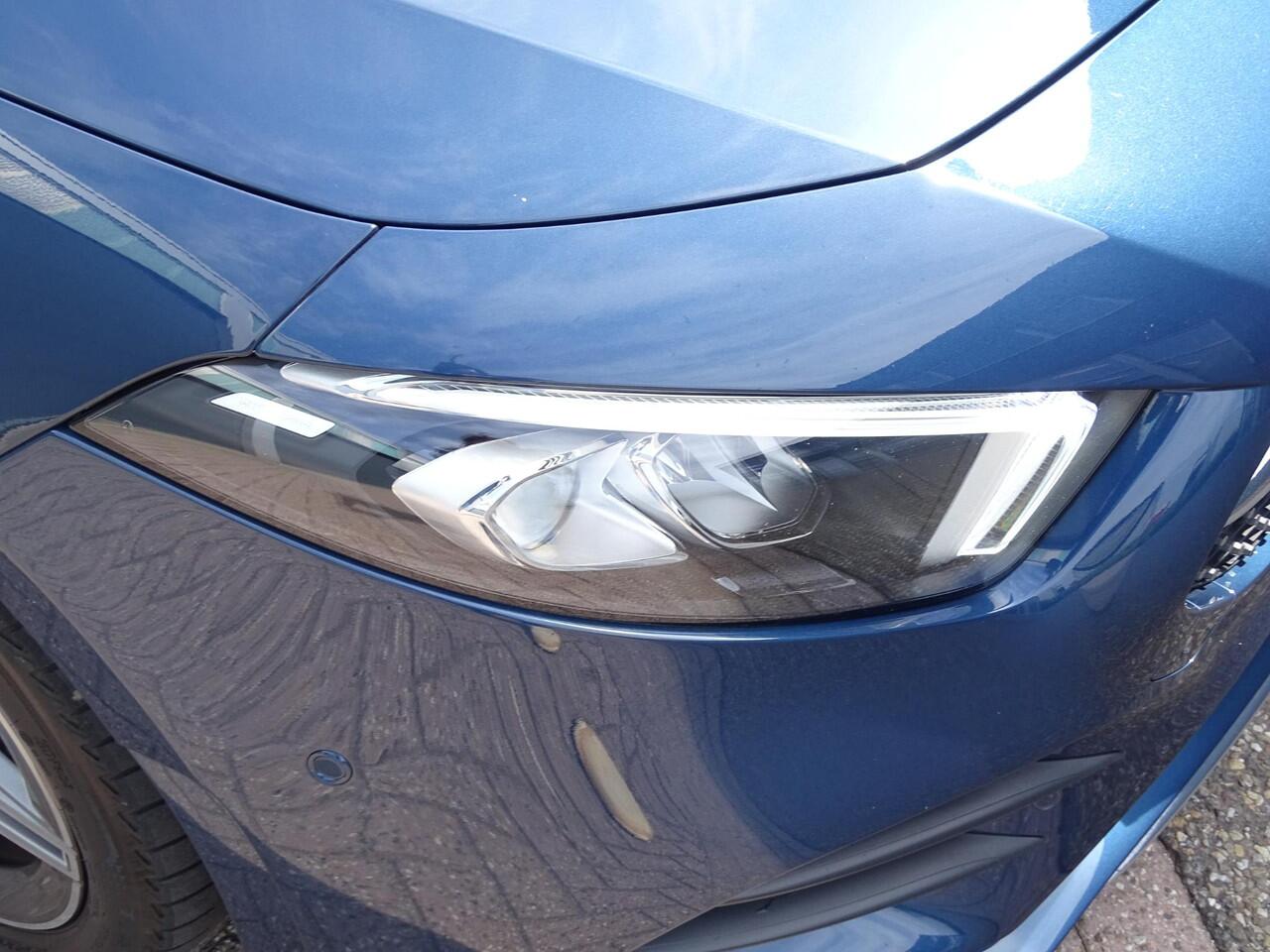 Mercedes-Benz A-KLASSE 200 Premium Plus AMG-LINE ACHTERUITRIJCAMERA | ADAPTIEVE CRUISECONTROL | NAVIGATIE | PARKEERSENSOREN ACHTER | KEYLESS START/ENTRY | LED KOPLAMPEN DAGRIJVERLICHTING | DAB RADIO | LEDER/ALCANTARA