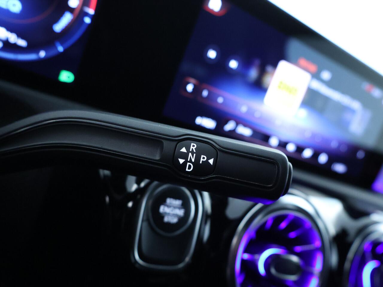 Mercedes-Benz A-KLASSE 250 e AMG Nightpakket | Sfeerverlichting | Car Play | Dode Hoek Ass | Stoelverwarming | Parkeerpakket met Camera | Ledkoplampen | Achteruitrijcamera. Inclusief 24 maanden Mercedes-Benz Certified garantie voor Europa.