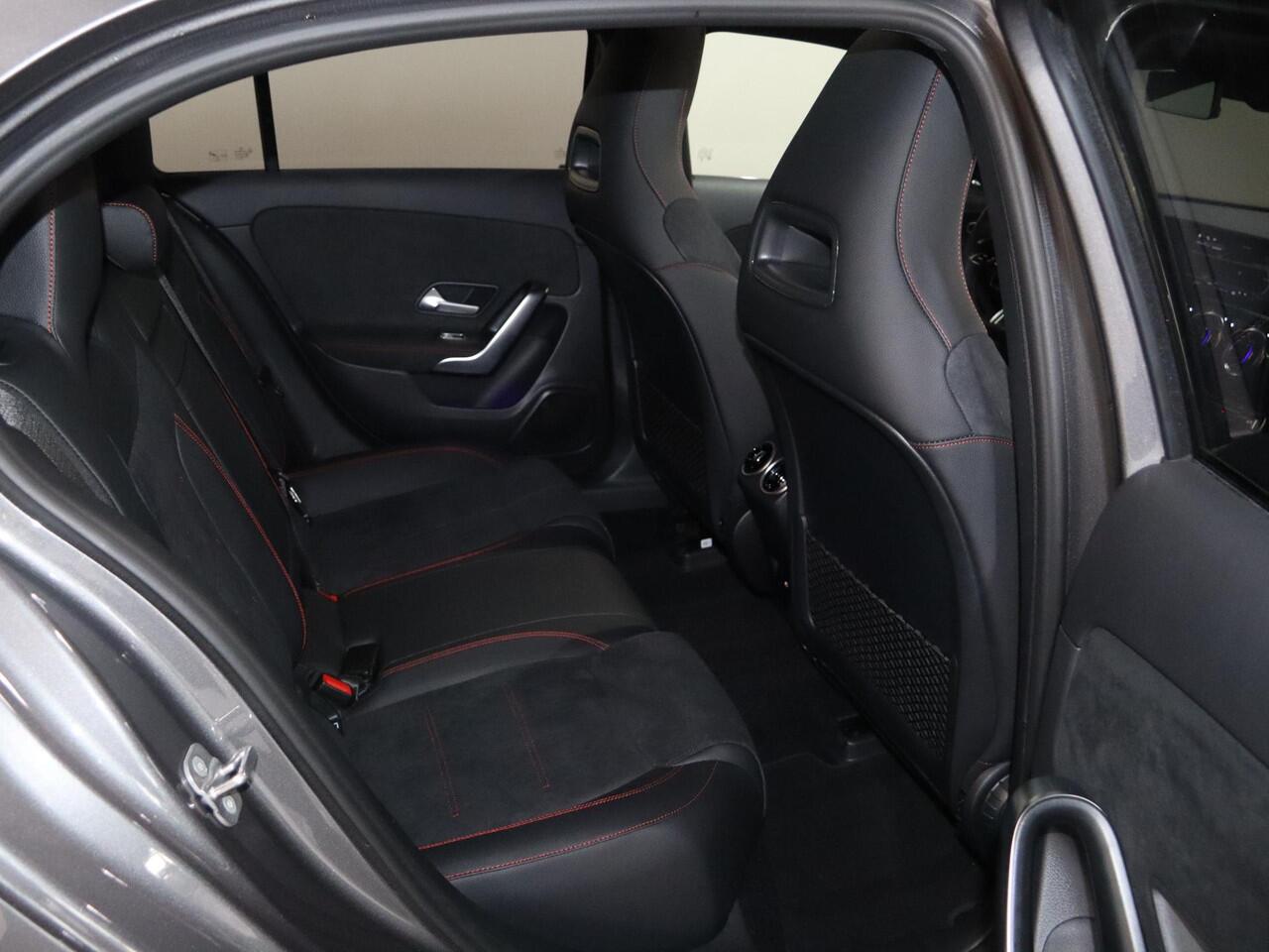 Mercedes-Benz A-KLASSE 180 Business Solution AMG | Panoramaschuifdak | Stoelverwarming | Achteruitrijcamera | MULTIBEAM LED | Night |