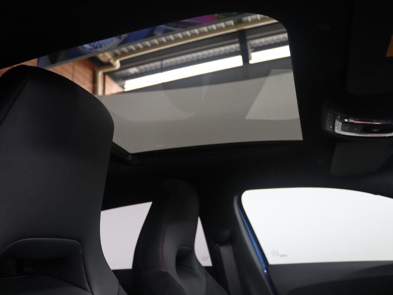 Mercedes-Benz A-KLASSE 250 e Star Edition AMG Line | AMG Line Plus | Panoramaschuifdak | Head-up display | Multibeam LED | Elektrisch voorstoelen met geheugen |