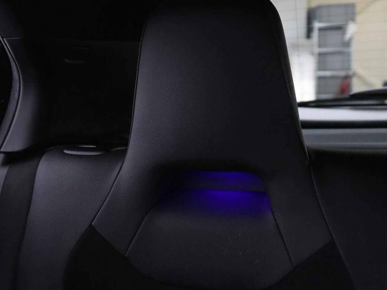 Mercedes-Benz A-KLASSE 180 AMG | Adaptive cruise | Trekhaak | Stoelverwarming | Camera | Leder/Alcantara | Sfeerverlichting | Navigatie | Park Assist | Full LED | Climate control | Bluetooth