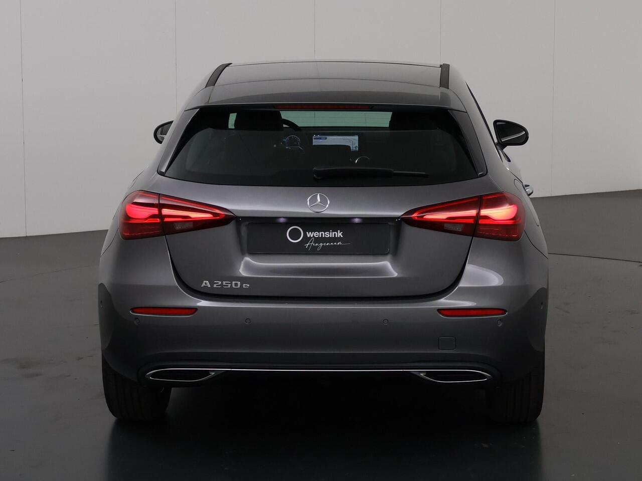 Mercedes-Benz A-KLASSE 250e Star Edition Luxury Line | Panoramaschuifdak | Trekhaak | Achteruitrijcamera