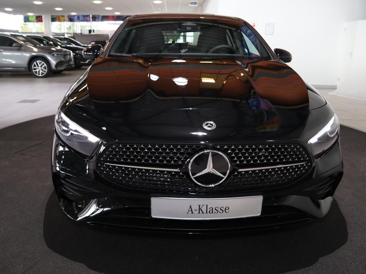 Mercedes-Benz A-KLASSE 180 Star Edition AMG Line | Panoramaschuifdak | Night | Multibeam LED | DISTRONIC | Dodehoekassistent