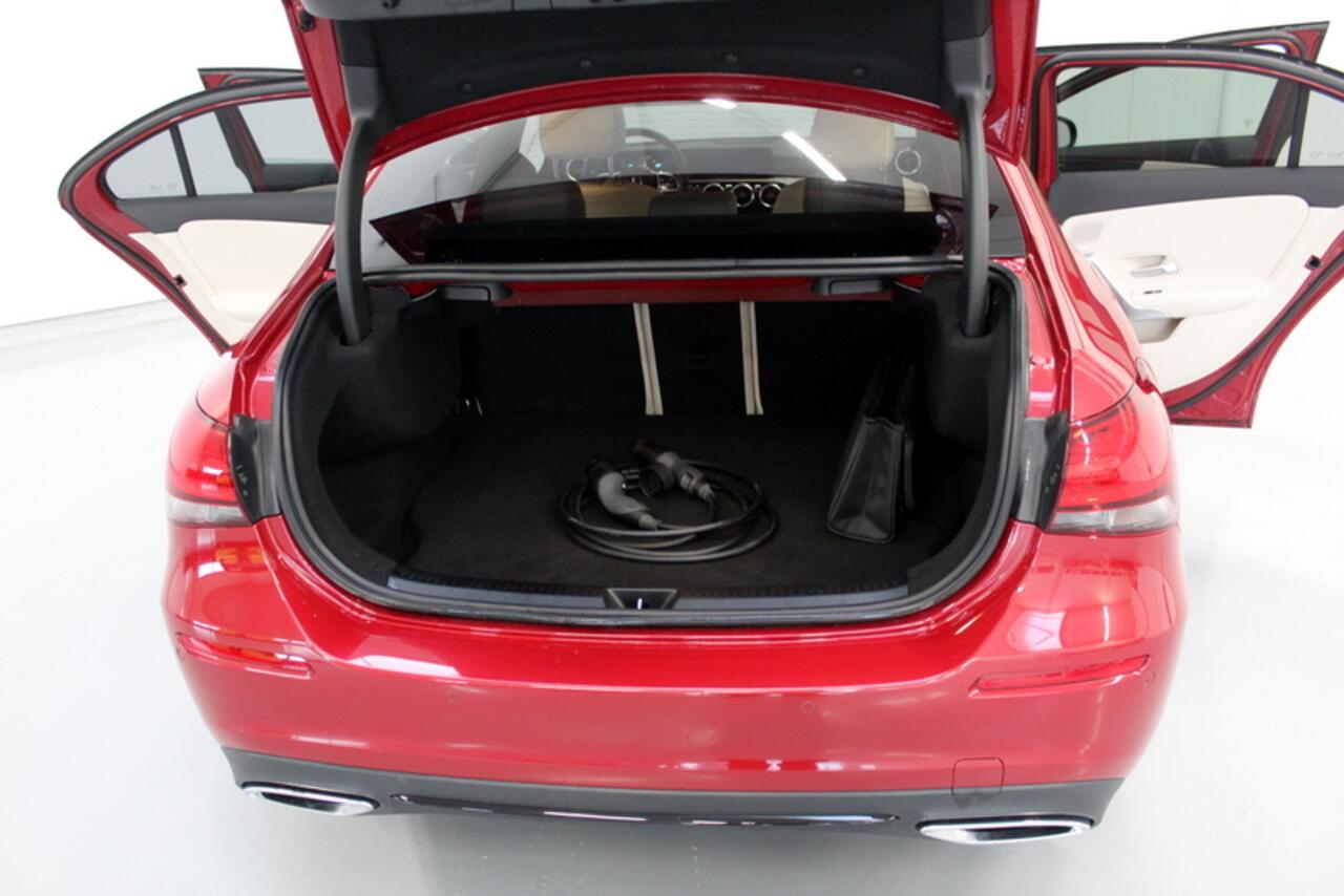 Mercedes-Benz A-KLASSE 250 e Luxury Line PHEV RIJKLAAR!! LEER | HEAD-UP DISPLAY | AUTOMAAT | CAMERA | PARKEERSENSOREN