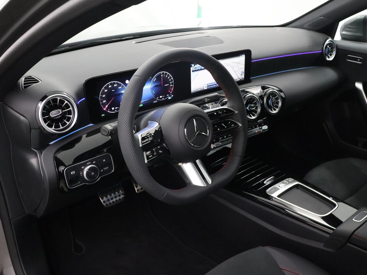 Mercedes-Benz A-KLASSE 250 e Limousine Business Solution AMG | Panoramadak | Stoelverwarming | Sfeerverlichiting | Achteruitrijcamera | Widescreen |