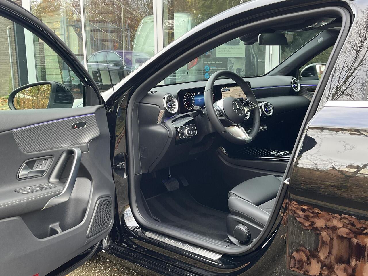 Mercedes-Benz A-KLASSE 180 Star Edition Luxury | Panoramadak | Apple CarPlay | Android Auto | Donkergetint Glas Achter | Sfeerverlichting | Stoelverwarming | Achteruitrijcamera | Parkeersensoren | Elektrisch Inklapbare Buitenspiegels