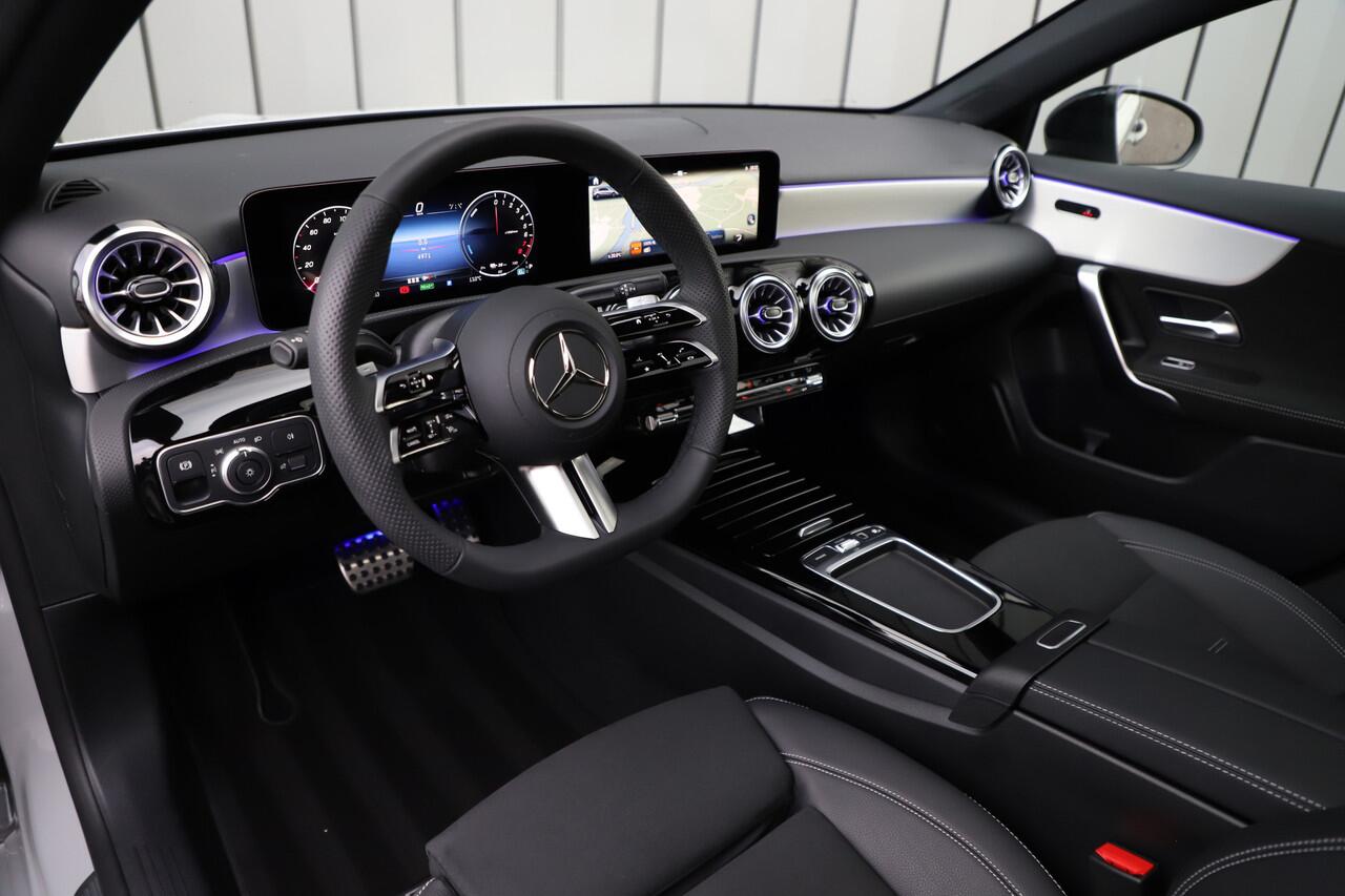 Mercedes-Benz A-KLASSE 250e AMG | Panoramadak | Sfeerverlichting | ACC | Stuurwielverw. | Standkachel | Widescreen | 2025.