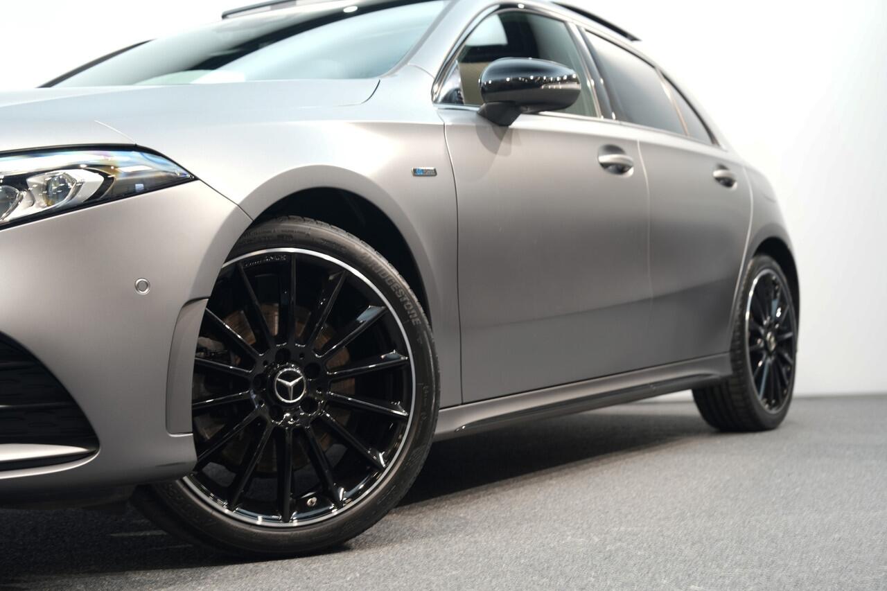 Mercedes-Benz A-KLASSE 250 e AMG MATGRIJS ? PANO ? CAMERA ? 19" ? NIGHT ? SFEER ? MBUX-HIGH END