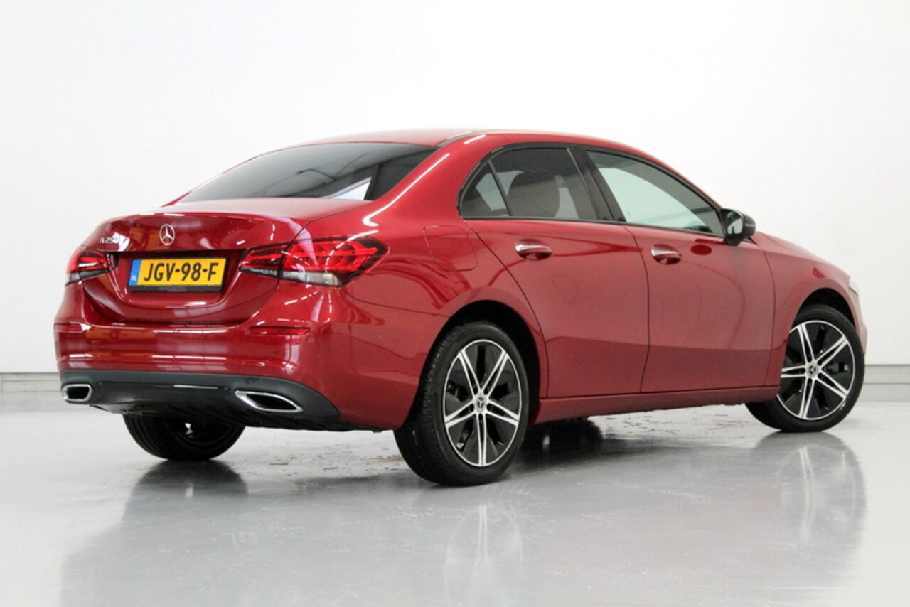 Mercedes-Benz A-KLASSE 250 e Luxury Line PHEV RIJKLAAR!! LEER | HEAD-UP DISPLAY | AUTOMAAT | CAMERA | PARKEERSENSOREN