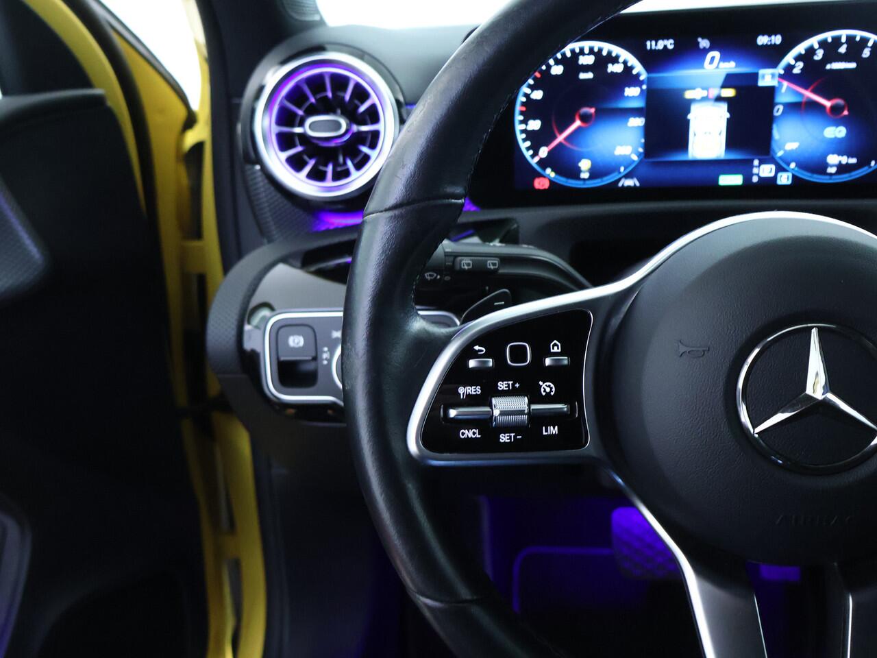 Mercedes-Benz A-KLASSE 250 e NIght Plug-In Hybride | Nightpakket | Trekhaak | Achteruitrijcamera | Ledkoplampen | Stoelverwarming | Sfeerverlichting. Inclusief 24 maanden MB Certified garantie voor Europa.