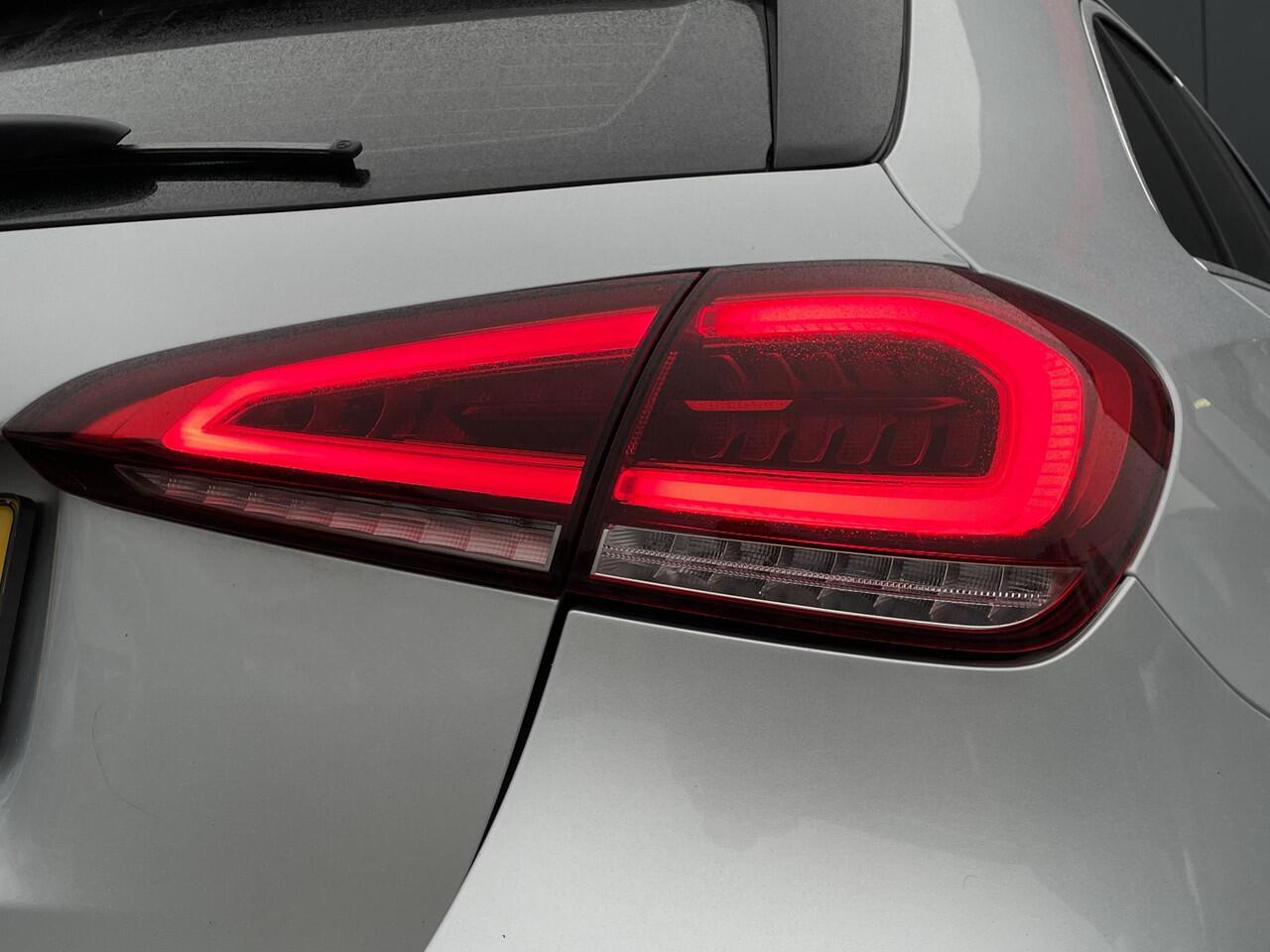 Mercedes-Benz A-KLASSE 180 Business Solution AMG - Navigatie - Camera - Stoelverwarming - LED koplampen