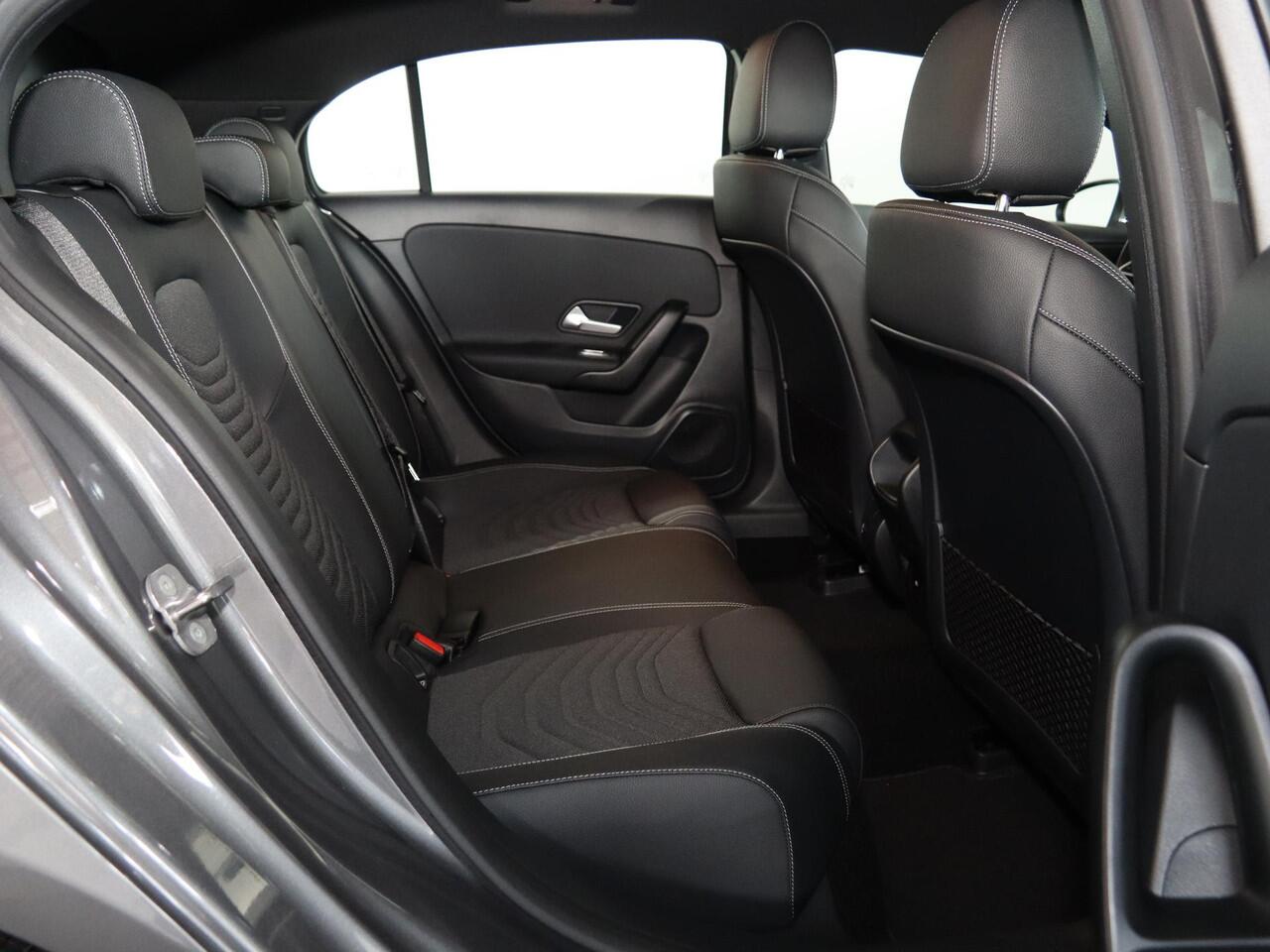 Mercedes-Benz A-KLASSE 180 Star Edition | Voorstoelen verwarmd | Achteruitrijcamera | LED-koplampen