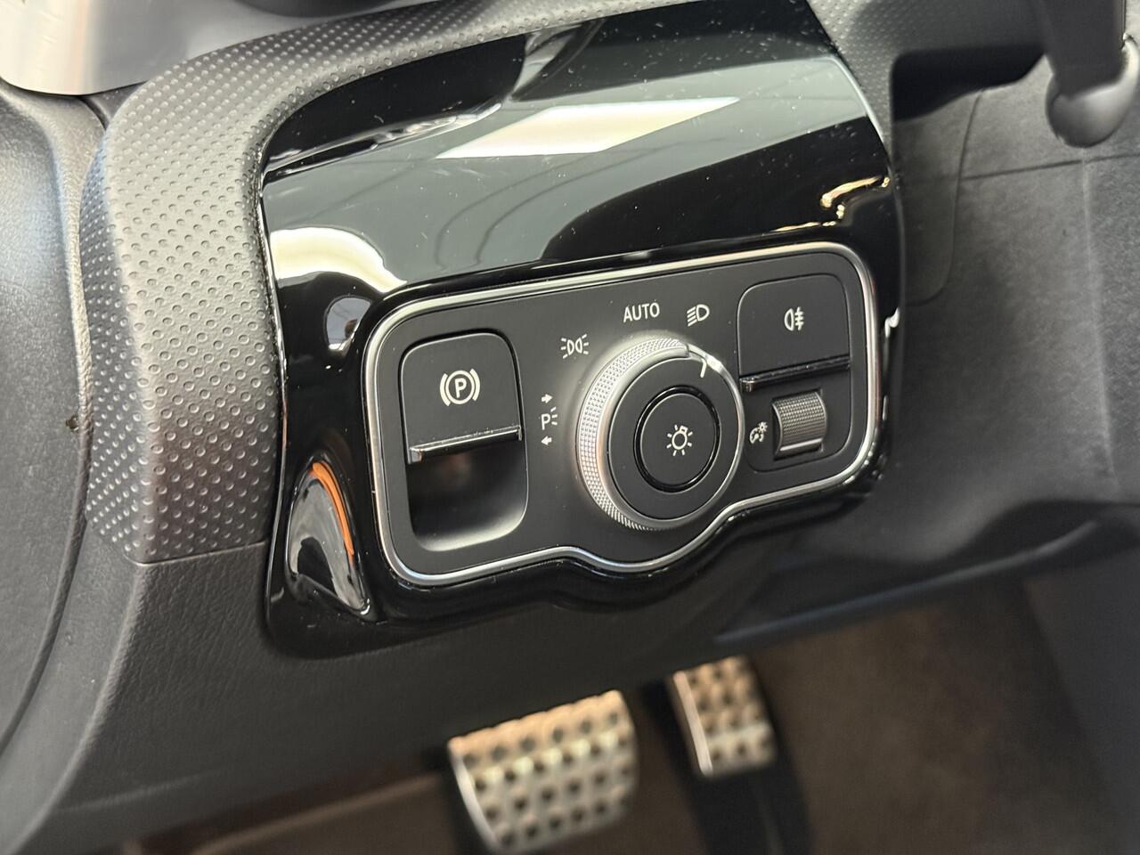 Mercedes-Benz A-KLASSE 250 e AMG Line ACC PDC 360' camera Panoramadak Head-Up 24 maanden garantie mogelijk (*vraag naar de voorwaarden)