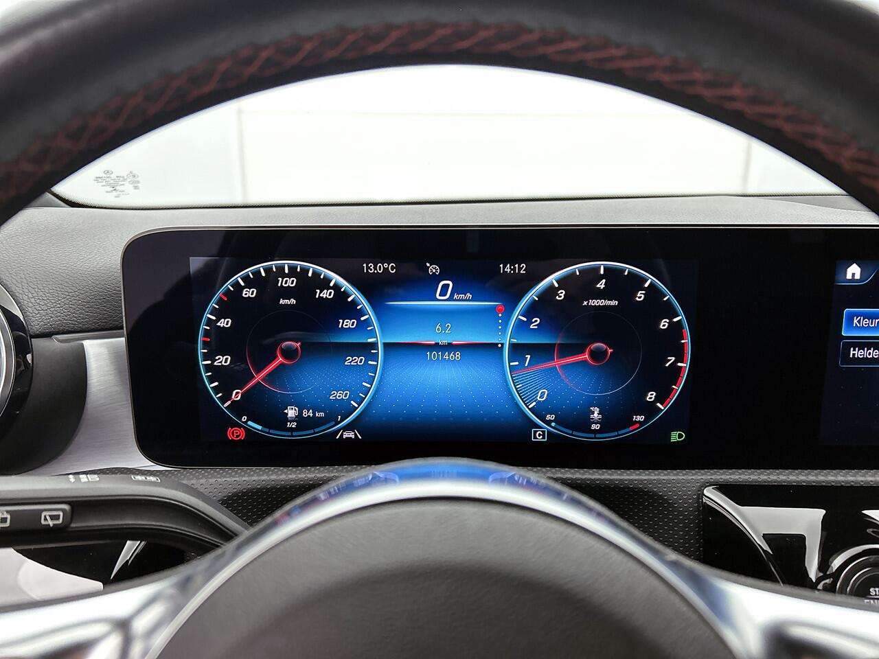 Mercedes-Benz A-KLASSE 160 Business Solution AMG Nightpakket | Trekhaak | Sfeerverlichting | Augmented Reality | Led | Parkeerpakket met Camera | Inclusief 24 maanden Mercedes-Benz Certified garantie voor Europa.