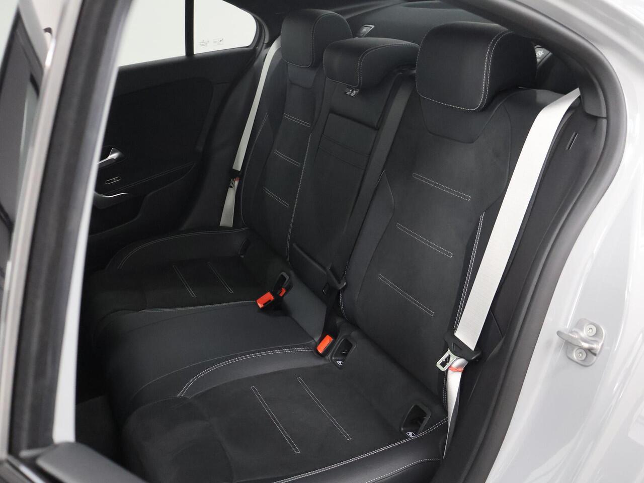 Mercedes-Benz A-KLASSE 180 Limousine Business Solution AMG | FULL OPTION | Plus pakket | Head-up | Panorama-schuifdak | Memory stoelen | Stoelverwarming | Sfeerverlichting