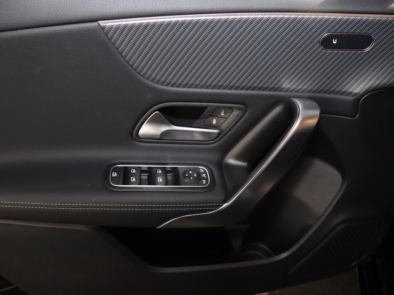 Mercedes-Benz A-KLASSE 180 Star Edition Luxury Line | Night | Distronic | Dodehoek assistent | Apple Carplay | Sfeerverlichting |