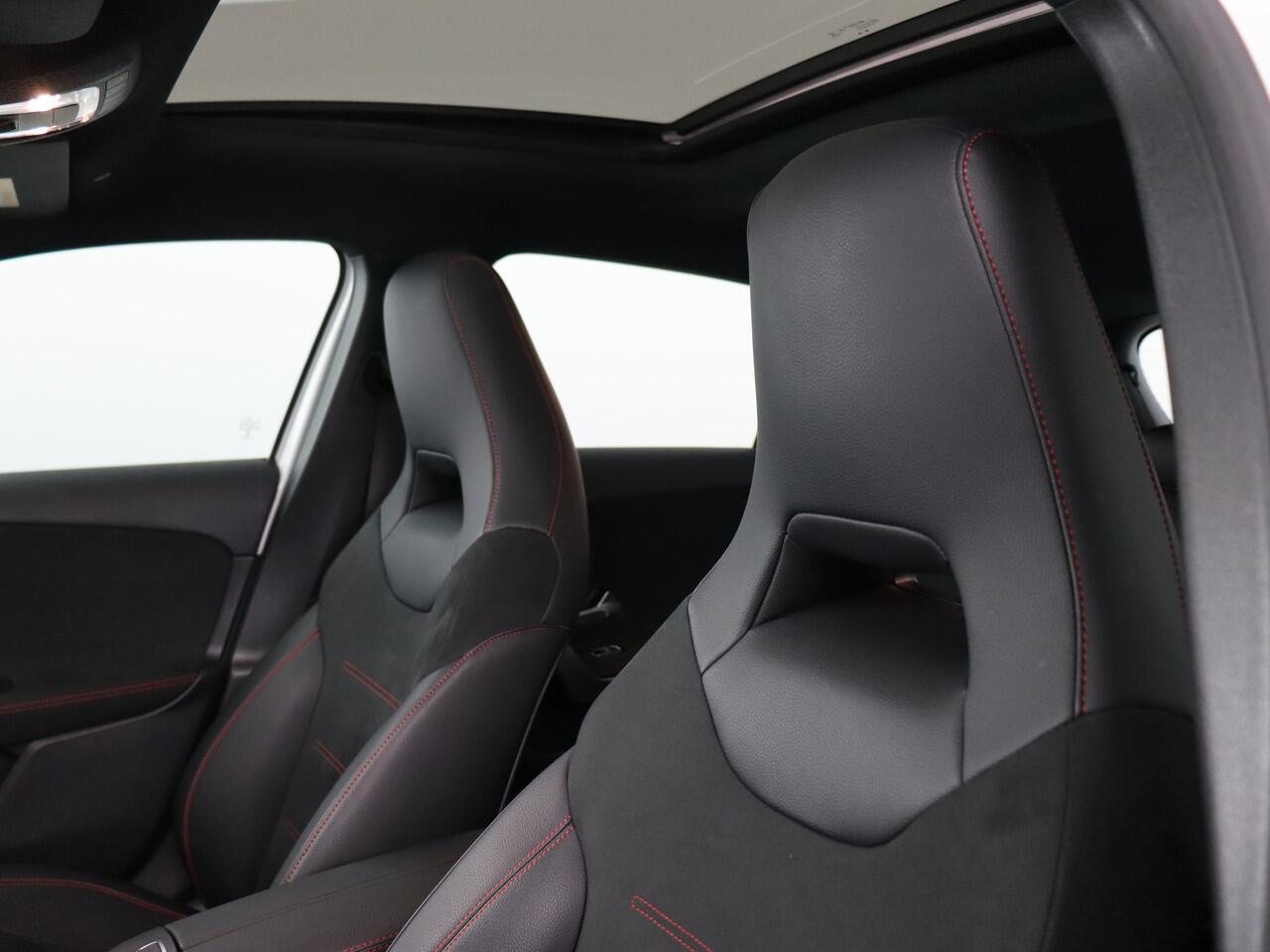 Mercedes-Benz A-KLASSE 200 AMG Line (Panodak / ACC / Full Led / Distronic+ / Carplay / 19 Inch / Digi dash)