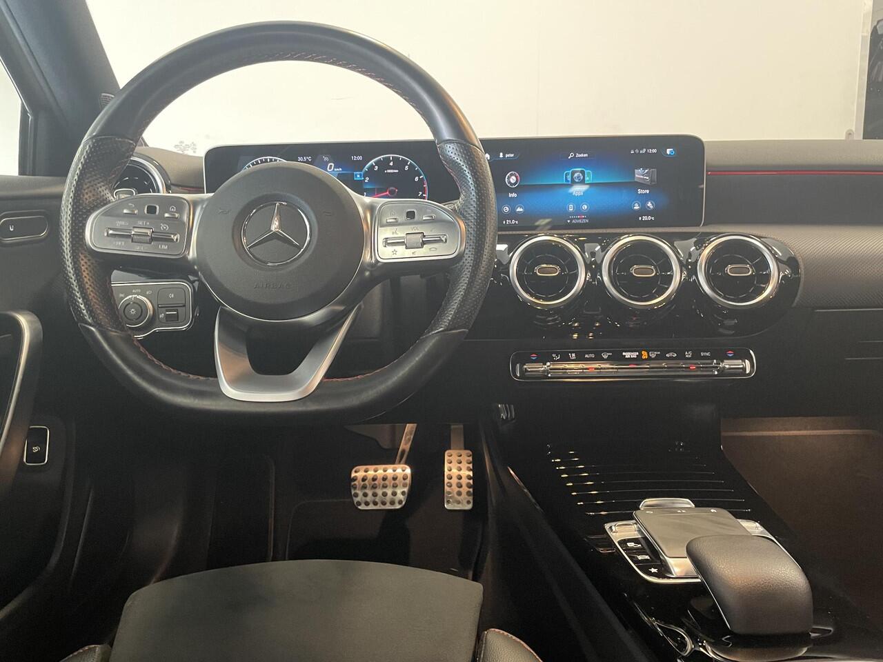 Mercedes-Benz A-KLASSE 200 AMG-Line | TREKHAAK | CAMERA | SFEERVERLICHTING | WIDESCREEN |