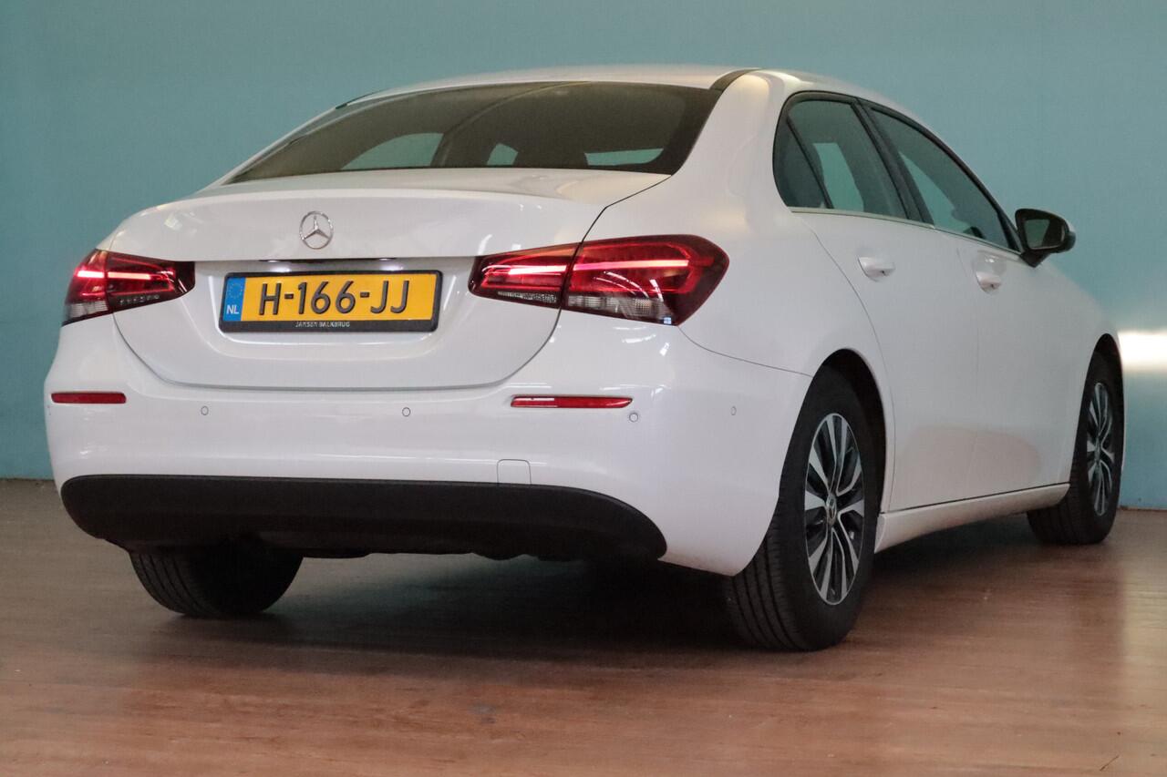 Mercedes-Benz A-KLASSE 180 Business Solution Automaat | NAVI | CLIMA | CAMERA + PDC | CRUISE | LMV |
