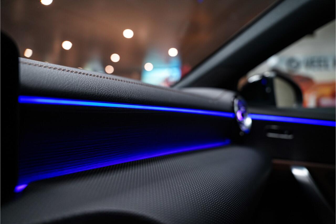 Mercedes-Benz A-KLASSE 250 e AMG *Mat Grijs*|Pano dak|Leder|360 cam|Acc