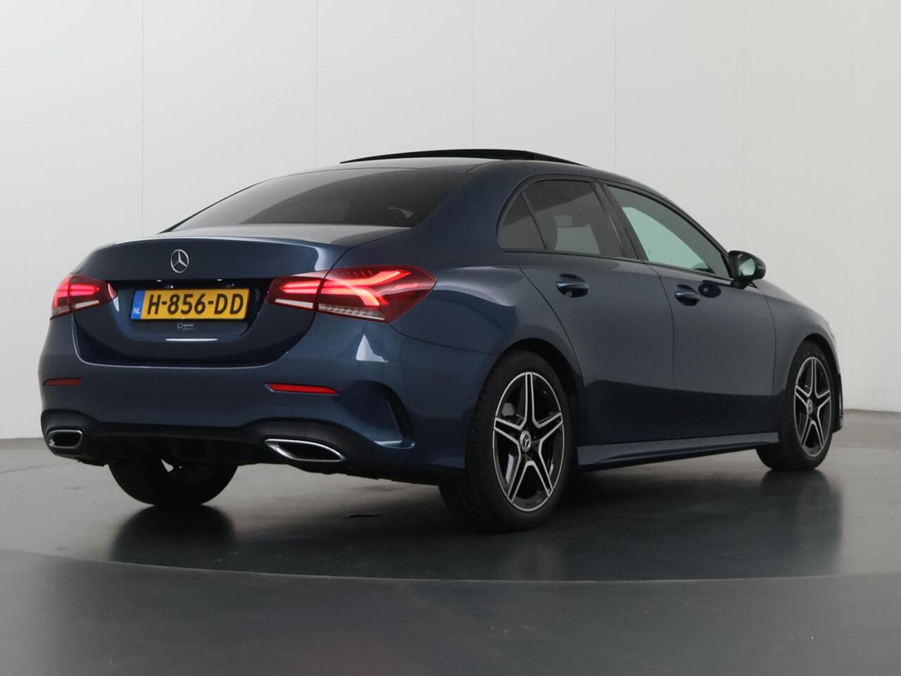 Mercedes-Benz A-KLASSE 180 AMG Night | Panoramadak | Stoelverwarming | Widescreen | Apple Carplay | Augmented Reality