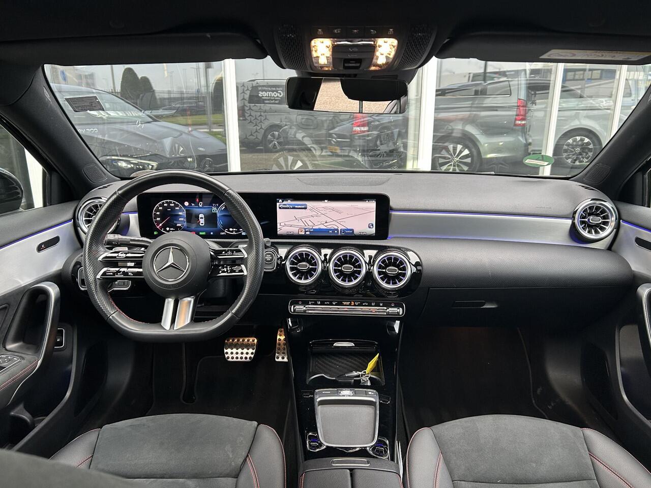Mercedes-Benz A-KLASSE 250 e AMG Line | Premium | Night pakket | Panoramadak | Achteruitrijcamera | Stoelverwarming | Multibeam LED | Sfeerverlichting | Dodehoekassistentie | Keyless-GO