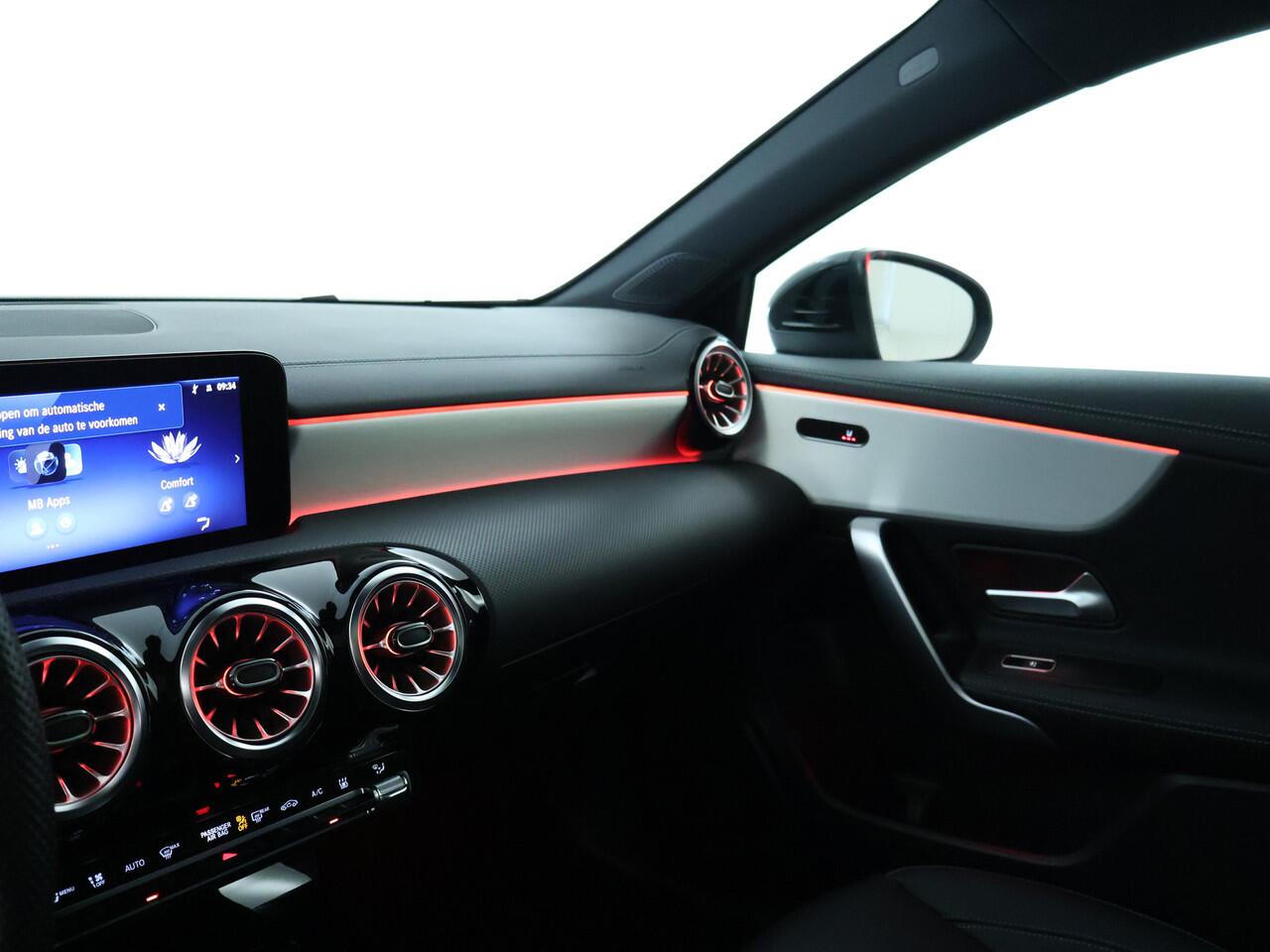 Mercedes-Benz A-KLASSE 250 e AMG Line | AMG Line | Night Pakket | Trekhaak | Lederen Bekleding | Panorama Schuif-Kanteldak | Sfeerverlichting | Inclusief 24 maanden MB Certified garantie voor Europa.