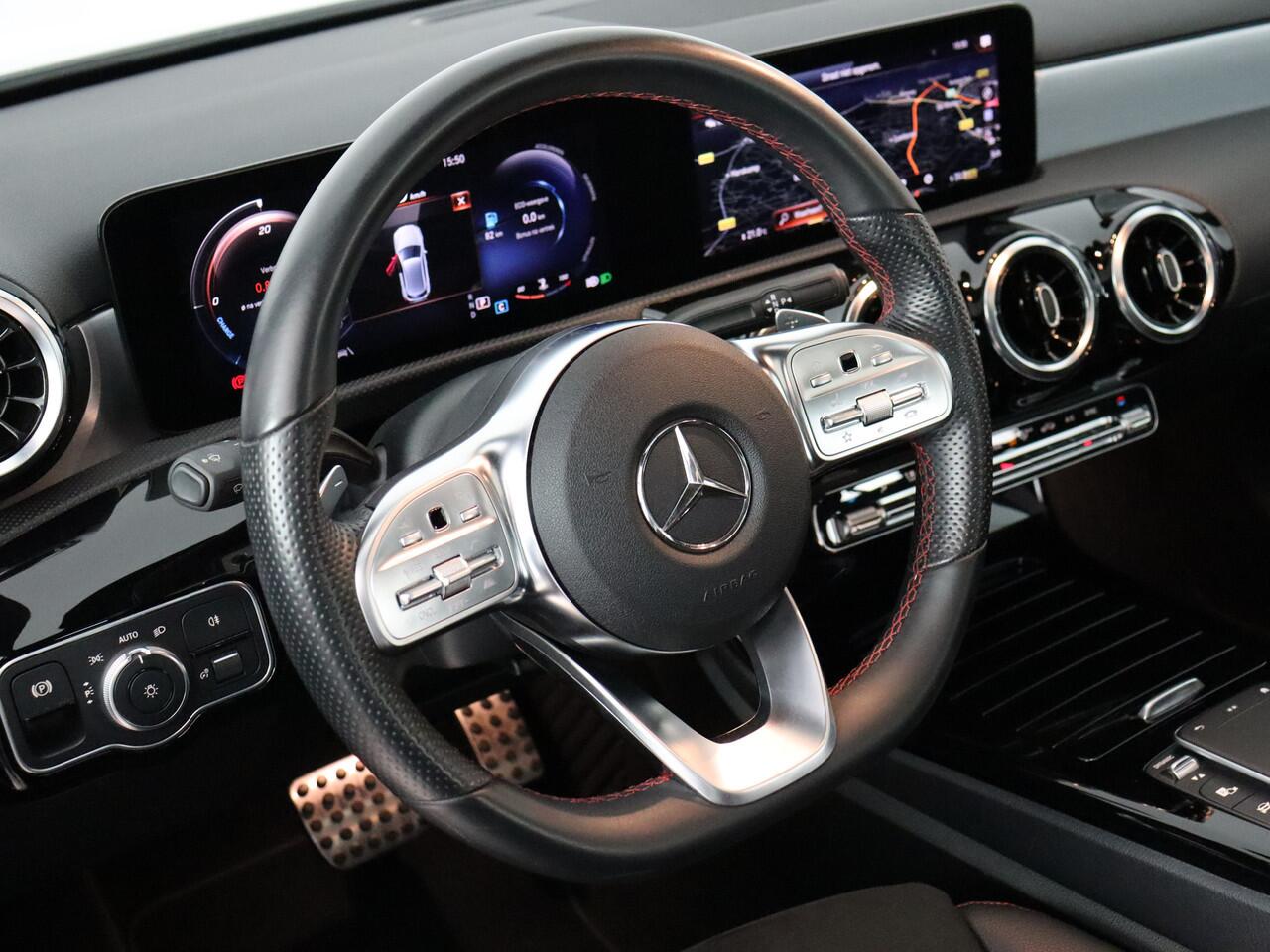 Mercedes-Benz A-KLASSE 200 AMG Line (Panodak / ACC / Full Led / Distronic+ / Carplay / 19 Inch / Digi dash)