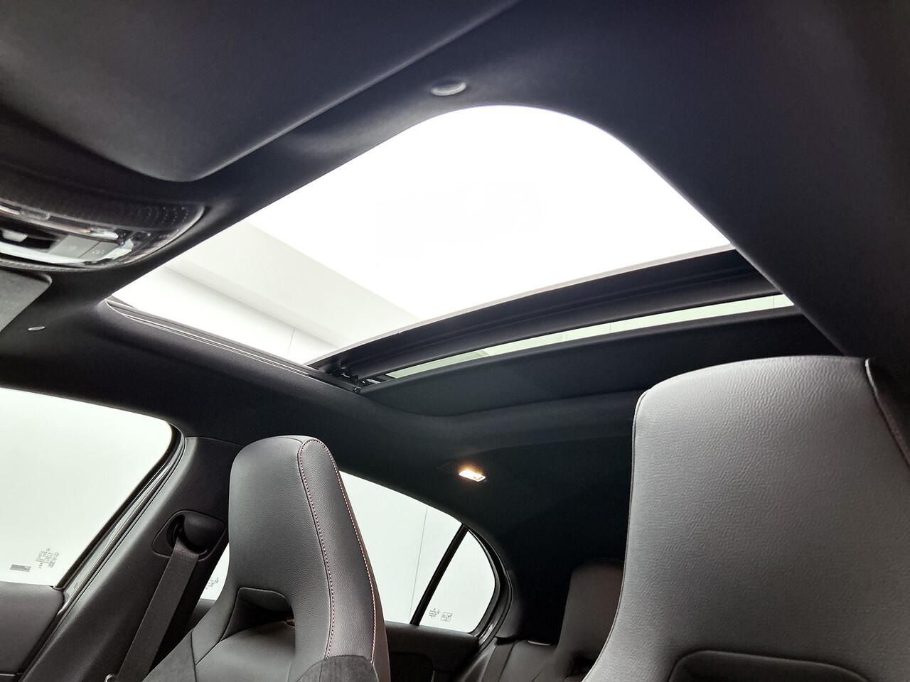 Mercedes-Benz A-KLASSE 180 Business Solution AMG | Nightpakket | Antidiefstalpakket URBAN GUARD PLUS | Panoramaschuifdak | Multibeam LED | Smartphone-integratie | Stoelverwarming voor |