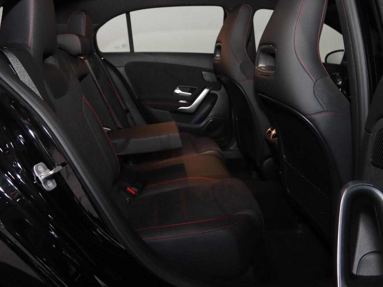 Mercedes-Benz A-KLASSE 250e Business Solution AMG | Panoramaschuifdak | Head-up display | Premium Plus | Stoelverwarming | 360° camera |